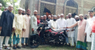মুসল্লিদের থেকে মোটরসাইকেল উপহার পেলেন ইমাম