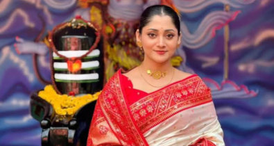 অষ্টমীর সাজেও মুগ্ধতা ছড়ালেন পূজা চেরি